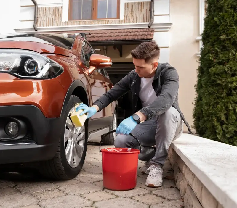 Lavage auto à domicile Saint-Martin-de-Bossenay : professionnel intervenant sur un véhicule